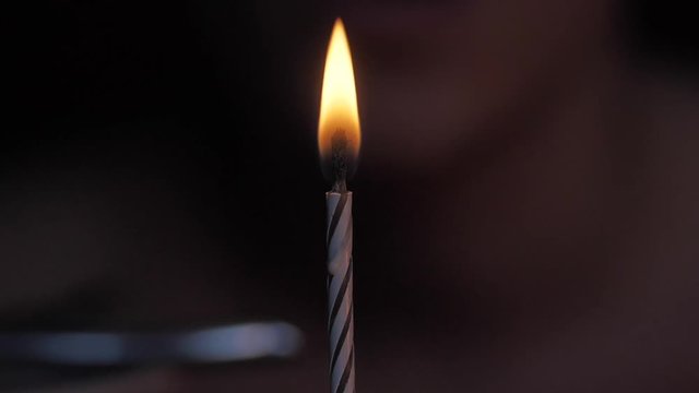 bougie souffl&eacute;e anniversaire slow motion