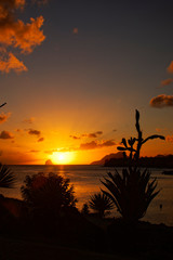 Fototapeta na wymiar Les belles couleurs du coucher de soleil en Martinique