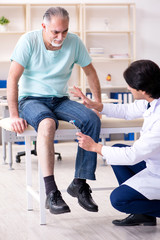 Obraz premium Old man visiting young male doctor