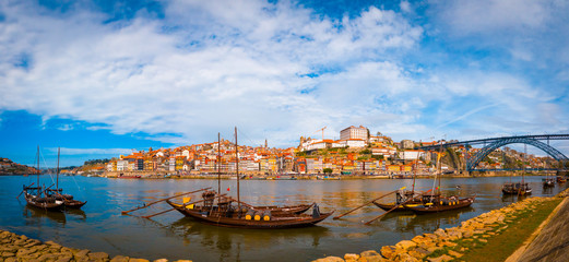 vistas turistas a oporto y rio Duero con barcos de vino en Portugal  - obrazy, fototapety, plakaty