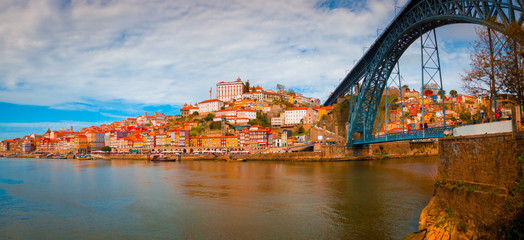 vistas turistas a oporto y rio Duero con barcos de vino en Portugal 