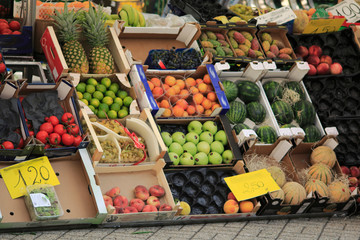 Obst und frisches Gemüse, in Kisten auf einem Marktstand in Italien
