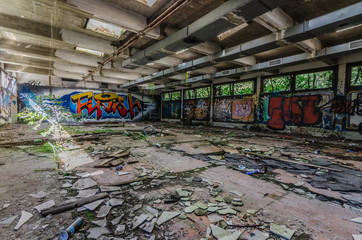fabrikshalle mit bunten graffiti