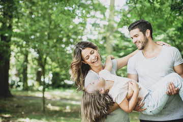Junge Familie im Park Mann und Frau mit Tochter 
