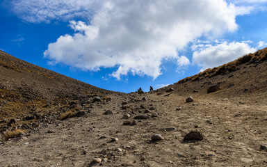 Silueta de personas esperando en el pasaje norte al cráter del Nevado de Toluca (panorámica)