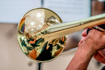 Obraz premium man playing the trumpet