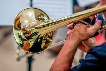 Obraz na płótnie Canvas man playing the trumpet