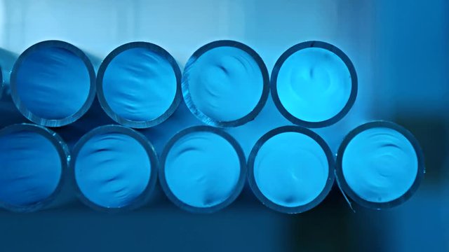 Schwenk &uuml;ber Industrie-Rohre aus Alu im Gegenlicht, cinematisch (RED Kamera)