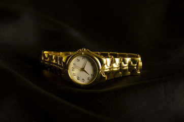 Reloj de mano dorado clasico
