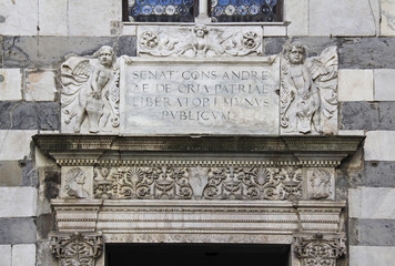 angioletti con stemmi sopra un'architrave decorata; portale di una delle antiche case dei Doria in...