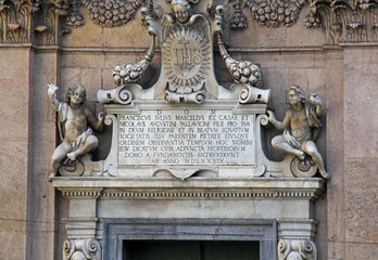 chiesa dei Santi Andrea e Ambrogio a Genova; il coronamento del portale