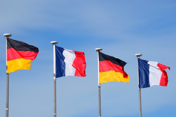 Drapeaux français et allemands flottant au vent – French and German flags floating in the wind - obrazy, fototapety, plakaty