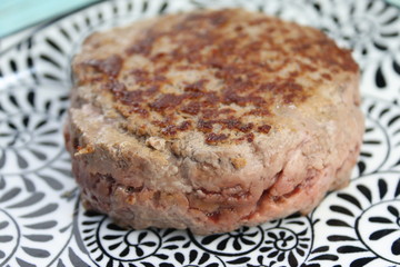 Steak haché grillé