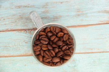 Grains de café dans une tasse
