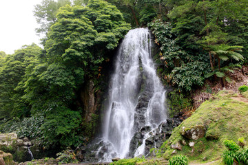 Fototapeta na wymiar Wasserfall im Park Ribeira dos Caldeiroes