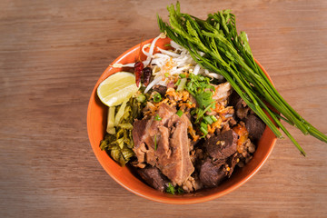 Rice noodles with spicy pork sauce