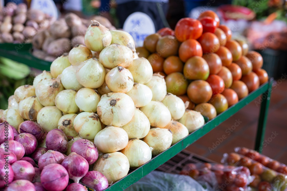 Wall mural pile of tomatoes and red and white onion in the market