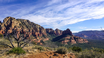 Naklejka premium Sedona Red Rocks in Arizona with Beautiful Blue Skies with Clouds and Cactus