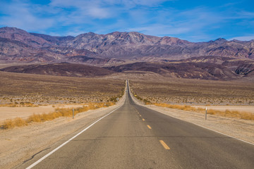 lonely empty road to deth valley national park