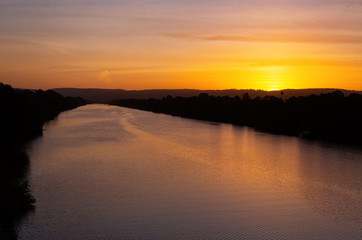 Obraz premium Sun sets behind the Blue Mountains, view along Nepean River