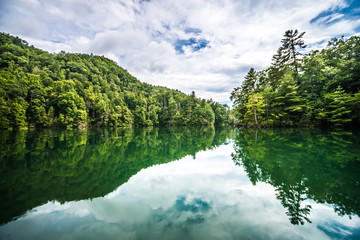 boating and camping on lake jocassee in upstate south carolina