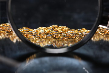 宝飾品と拡大鏡 © rifotolia