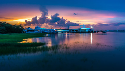 Fototapeta premium Charleston South Carolina Harbour wieczorem