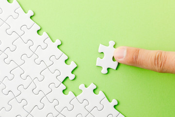 ジグソーパズル　White jigsaw puzzle on green background