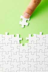 ジグソーパズル　White jigsaw puzzle on green background