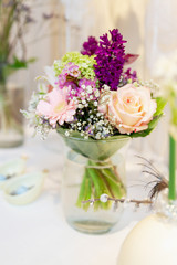 romantische Blumendekoration, Frühling, Tischdekoration, Blumen