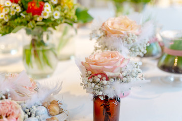 romantische Blumendekoration, Frühling, Tischdekoration, Blumen