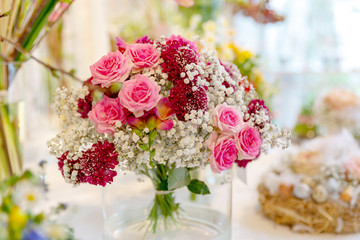 romantische Blumendekoration, Frühling, Tischdekoration, Blumen