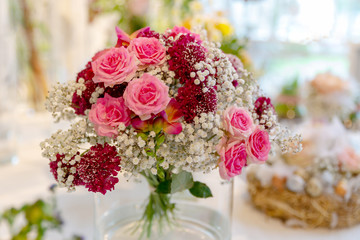romantische Blumendekoration, Frühling, Tischdekoration, Blumen