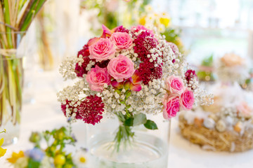 romantische Blumendekoration, Frühling, Tischdekoration, Blumen