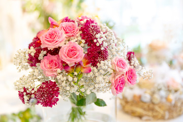 romantische Blumendekoration, Frühling, Tischdekoration, Blumen