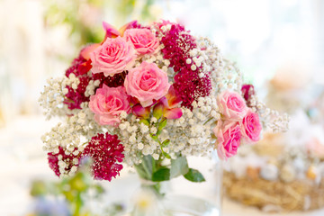 romantische Blumendekoration, Frühling, Tischdekoration, Blumen