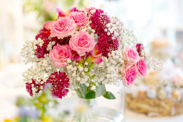 romantische Blumendekoration, Frühling, Tischdekoration, Blumen