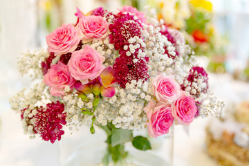 romantische Blumendekoration, Frühling, Tischdekoration, Blumen