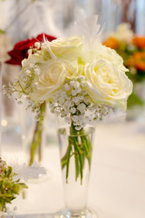 romantische Blumendekoration, Frühling, Tischdekoration, Blumen