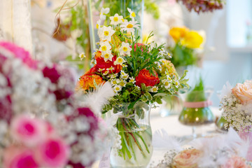 Obraz na płótnie Canvas romantische Blumendekoration, Frühling, Tischdekoration, Blumen
