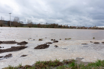 Hochwasser eines kleinen Bachs auf den Feldern im Frühling