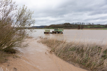 Landwirtschaftliche Maschinen im Hochwasser