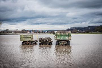 Fototapeta na wymiar Landwirtschaftliche Maschinen im Hochwasser