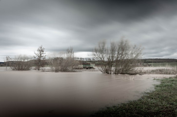 Fototapeta na wymiar Landwirtschaftliche Maschinen im Hochwasser