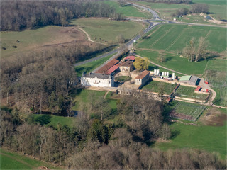 vue aérienne du château d'Arthiès dans le Val d'Oise en France