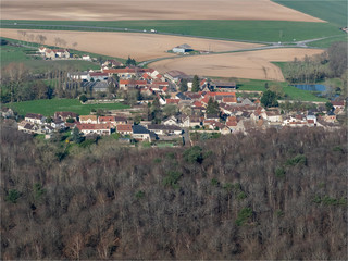 vue aérienne du village d'Arthiès dans le Val d'Oise en France