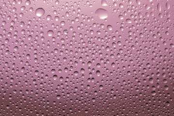 ガラスに付いた水滴 背景ピンク