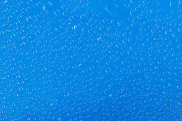 Fototapeta premium ガラスに付いた水滴 背景青
