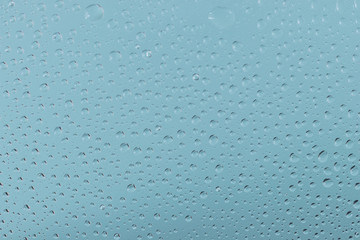 ガラスに付いた水滴 背景青