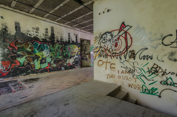 fabriksgebaeude mit graffiti